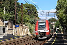 Ein TER fährt durch die Station.