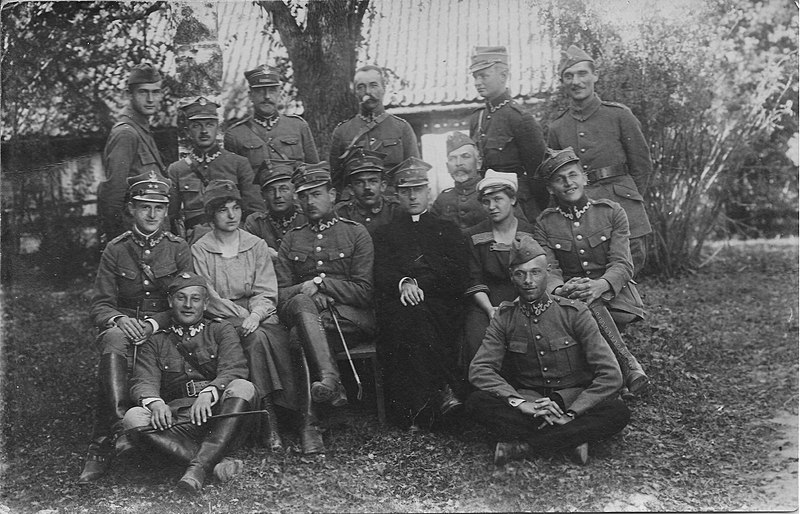 File:Zdzislaw Wincenty Przyjalkowski w otoczeniu oficerow Zaslaw 1919.jpg