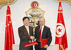 Zhai Jun, vice-ministre chinois des Affaires étrangères, et Hédi Ben Abbès, secrétaire d'État tunisien chargé des Affaires de l'Amérique et de l'Asie, à Tunis le 29 février 2012.