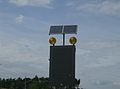 Een paal met een zonnepaneel op een autosnelweg (Duitsland)