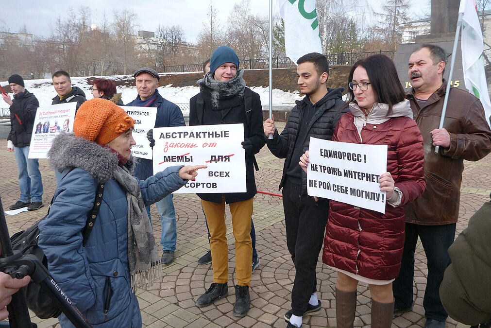 Старушка убеждает молодежь в правильности социализма