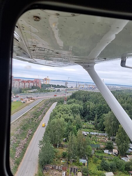Вид на дорогу в Кронштадте с воздуха, заход на посадку