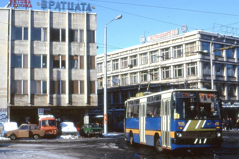 Fájl:Враца, България Ikarus trolleybus – Икарус 280 тролейбус Nr 118, Vratsa Bulgaria, Jan 1995 – Flickr – sludgegulper.jpg