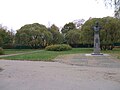 Bovenste deel van de tuin.  Monument voor Mosin.