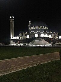 Vista da mesquita à noite