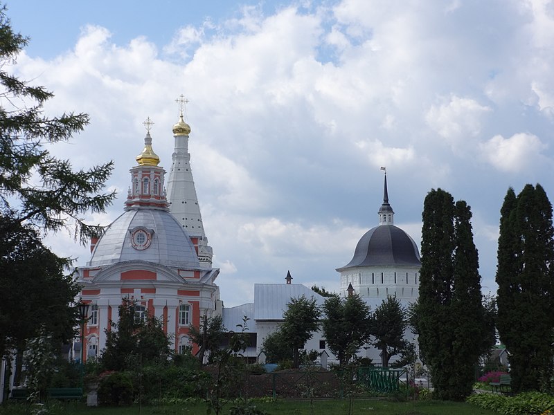 File:Церковь Смоленской иконы Божией Матери (справа Плотничья башня) Троице-Сергиева лавра.JPG