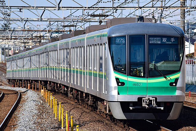 A Chiyoda Line 16000 series train