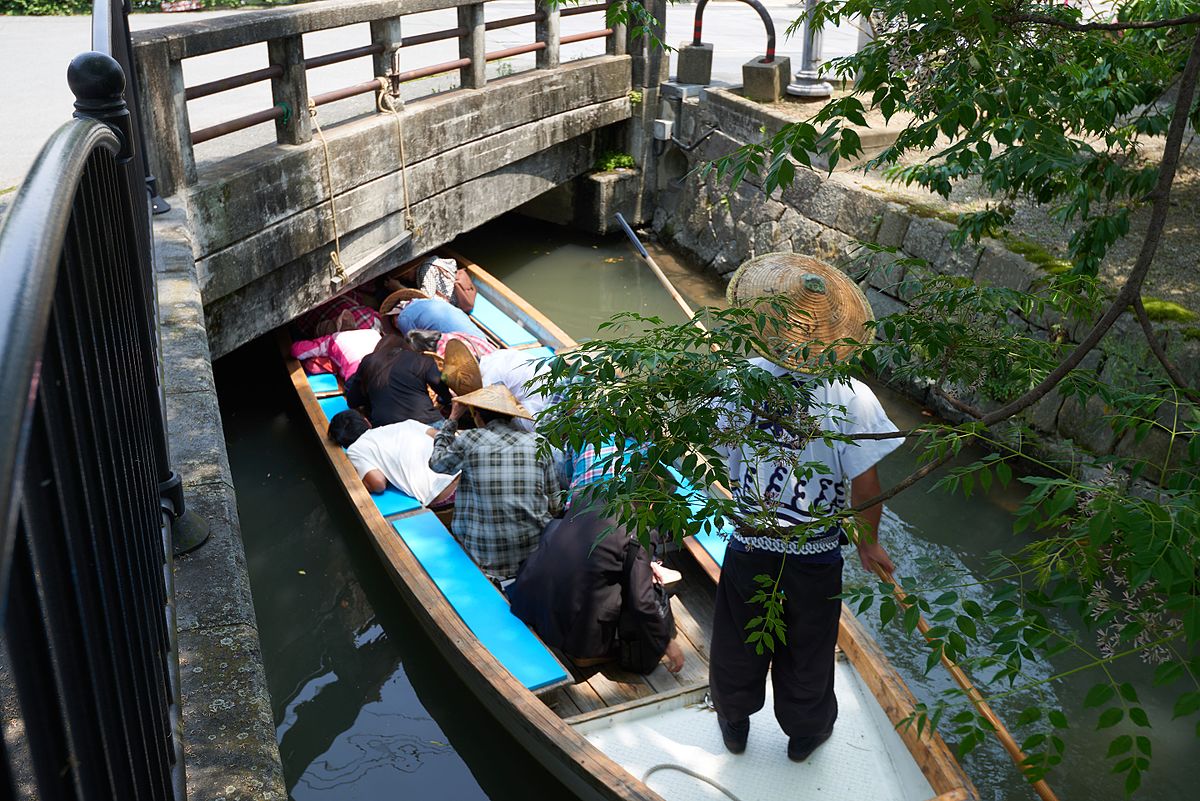 File 橋が低いので伏せる 柳川川下り Jpg Wikimedia Commons