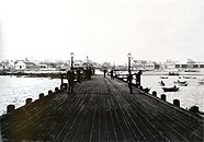 从栈桥望向中山路，约1902年，胶海关建筑群与水师饭店已经建成