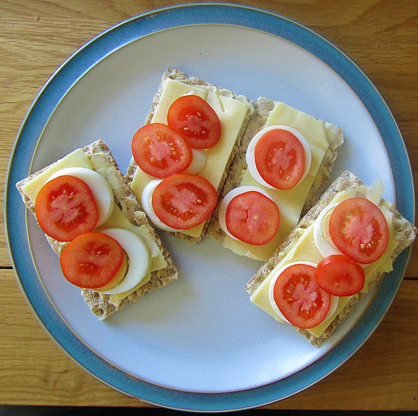 File:-2020-09-09 Crispbread with cheese, tomatoe and egg, Trimingham.JPG