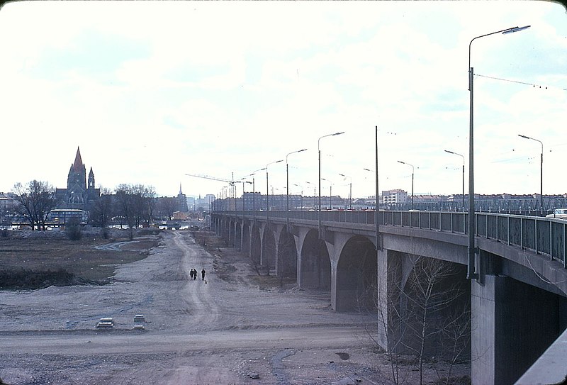 File:036R08270378 Reichsbrücke, Ostseite, stadteinwärts, Trasse über Überschwemmungsgebiet.jpg