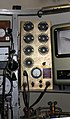 19. Unterwassertelefon nach Russel Lewis, Laboratorium für Unterwasserschall, New London (Connecticut, USA), mit dem auch während des Tauchens eine Sprech- oder Signalverbindung mit dem Begleitschiff aufrechterhalten werden kann. Die beim Sprechen auf das Mikrofon auftreffenden Schallwellen werden im Bereich von 300 bis 3000 Hertz in elektrische Schwingungen und nach Verstärkung zur Übertragung im Wasser in Unterschallschwingungen von 8387 bis 11087 Hertz umgewandelt (Einseitenband-Modulation mit unterdrücktem Träger). Beim Empfang findet der umgekehrte Vorgang statt.