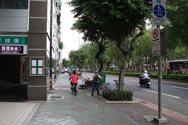 File:2010 07 20320 6612 Da'an District, Taipei, Renai Road, Road signs, Taiwan.JPG