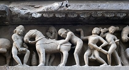 Detalhe (zoofilia) das esculturas na base do Templo Lakshmana, um templo hindu do século X construído pelo rei Yashovarman, localizado em Khajuraho, na Índia. É dedicado a Vaikuntha Chaturmurti − um aspecto de Vishnu. Khajuraho é uma pequena vila no distrito de Chhatarpur de Madia Pradexe. (definição 4 204 × 2 278)