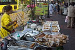 2016 Bangkok, Dystrykt Phra Nakhon, Ulica Chakrabongse, Uliczne jedzenie (04).jpg