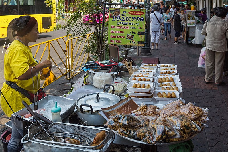 File:2016 Bangkok, Dystrykt Phra Nakhon, Ulica Chakrabongse, Uliczne jedzenie (04).jpg