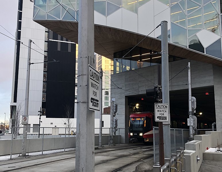 File:20181109 Calgary Central Library with Ctrain.jpg