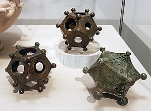 Twee dodekaëders en 'n ikosaëder te sien in die Rheinisches Landesmuseum (Bonn, Duitsland)