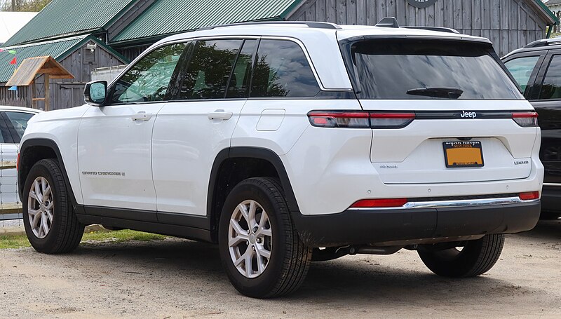 File:2022 Jeep Grand Cherokee Limited, rear 4.24.23.jpg