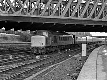 D34 (45 119) der British Rail ist im April 1983 kurz vor dem Erreichen des Bahnhofs York mit einem Reisezug nach Scarborough unterwegs