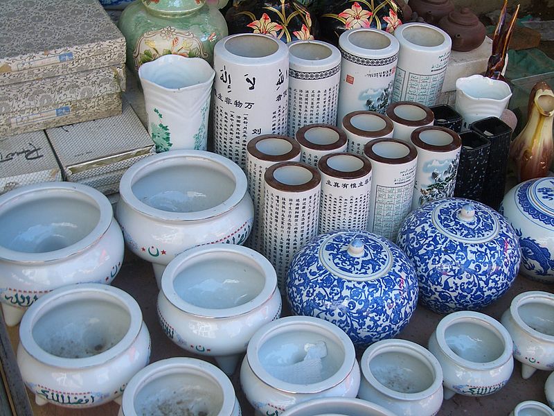 File:5834-Linxia-City-Qianheyan-Dong-Lu-Islamic-porcelain-stall.jpg