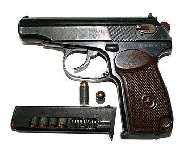 9-мм пистолет Макарова с патронами.jpg