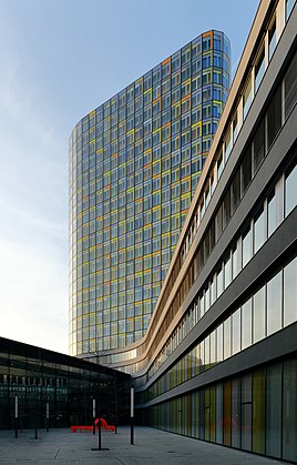 O complexo de escritórios da ADAC (Allgemeiner Deutscher Automobil-Club) em Munique foi projetado pelo escritório de arquitetura Sauerbruch Hutton de Berlim e inaugurado em 2012. (definição 2 545 × 3 982)