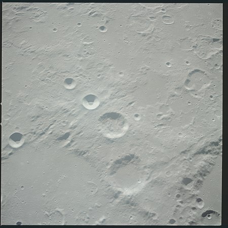 Fotografia de la Missió Apollo 12. Un sector de la gran conca de Hipparchus a baix a l'esquerra; Halley a la dreta, tangent a la vora de Hipparchus; Hind a dalt i a l'esquerra de Halley; i Ritchey, amb la seva característica forma de «8», més lluny, a dalt i a la dreta de Halley