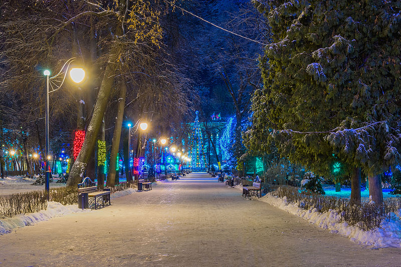 File:A parkway in Koltsovsky Garden Square, Voronezh, Russia.jpg