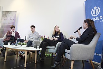 Fellows discussing their experiences with Open Science on stage