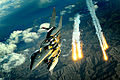 Un F-15E lance des leurres lors d'un vol au-dessus de l'Afghanistan, le 12 novembre 2008.