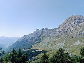 Vue des aiguilles du Mont depuis le Praz Vechin à l'est ; à droite le sommet du mont Charvin.
