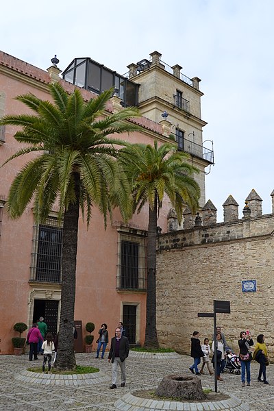 File:Alcázar de Jerez (33133814806).jpg