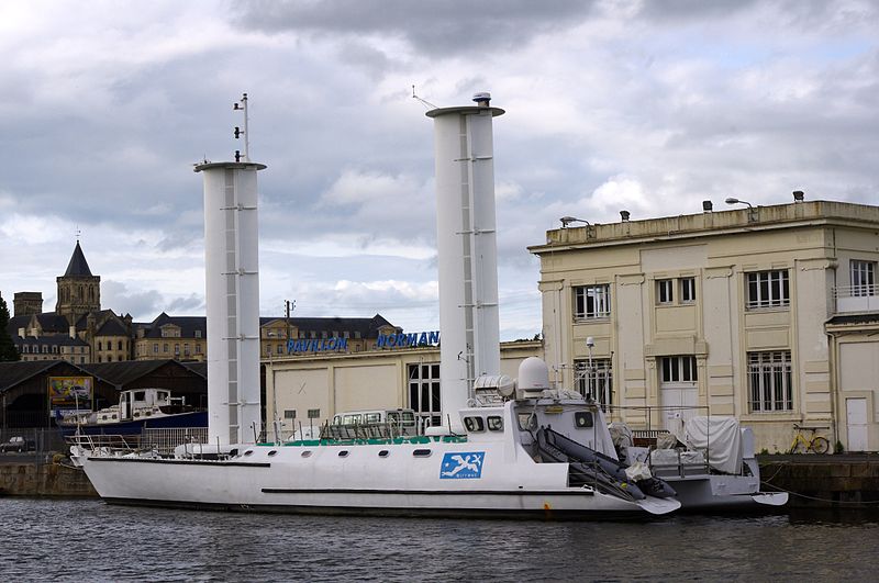 800px-Alcyone_-_Jacques_Cousteau%27s_Turbosail_Ship_-_Caen%2C_northwestern_France_-_June_2011.jpg