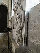 L'Humilité, foulant aux pieds une couronne[6].