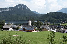 Die Ortschaft Fischerndorf mit Blick auf den Tressenstein