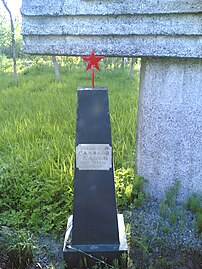 Առանձին գերեզման հուշահամալիրի մոտ. շարքային Քարիմ Սամադով (1924-1944)
