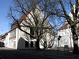 Andlau-Haus mit Vorplatz in Freiburg ohne Alban-Stolz-Denkmal, welches 2020 in den Innenhof versetzt wurde, wegen Stolz' antisemitischer Gesinnung