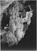 Formace, několik z mnoha přírodních útvarů v Carlsbad Caverns. Národní park Carlsbad Caverns, Nové Mexiko, 1942