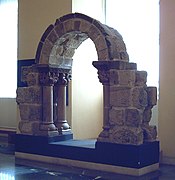 Arco romanico conservato nel Museo Archeologico Nazionale.