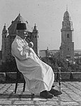 כומר ארמני על רקע הדורמיציון (תחילת המאה ה-20)