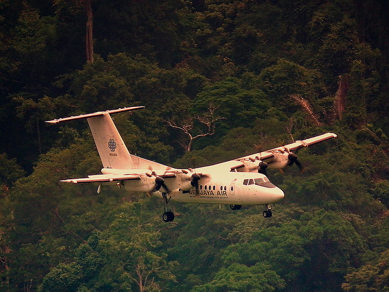 File:BERJAYA AIR DASH 7 9M-TAH ON FINAL RUNWAY 26 AT TIOMAN ISLAND MALAYSIA OCT 2010 (5107024085).jpg