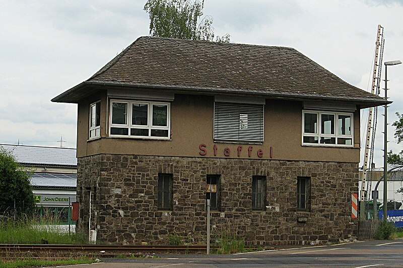 File:Bahnhof-Staffel-Stellwerk-Nord.jpg