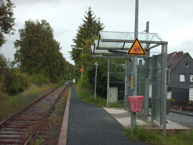 File:Bahnhof Altenseelbach.jpg