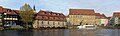 Deutsch: Bamberg, *links: Am Kranen 1, Altes Schlachthaus, Sandsteinquaderbau von Paulus Mayer 1741/42 mit Untergeschossarkaden in die Regnitz hinausgebaut, *rechts:Am Kranen 12, ehemaliges Hochzeitshaus, mehrteilige Baugruppe, Flügel gegen die Regnitz 1610/12 als stattlicher Sandsteinquaderbau errichtet, zugehöriges Rückgebäude, ehemaliges Gasthaus zum Wilden Mann, 1945 bedingte Kriegszerstörung, bei Wiederaufbau wurden Bauteile, u. a. das Portal, übernommen