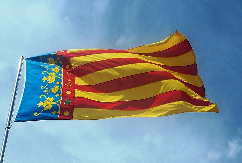 File:Bandera de la ciutat de València (Senyera Coronada) a les Torres de Serrans.JPG