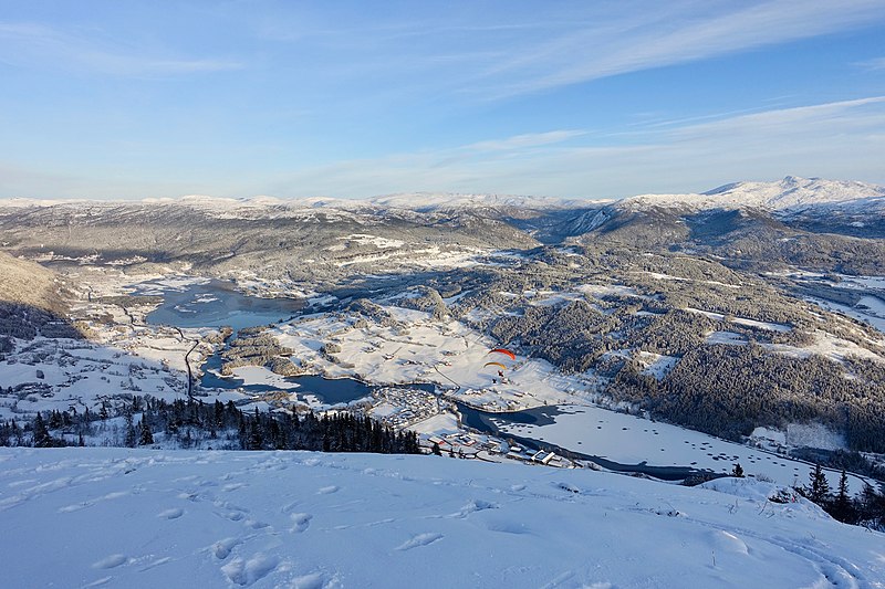 File:Bavallen flying site (flystad flygested) by Hanguren mountain Panoramic view towards Lønavatnet Melsvatnet Lundarvatnet Storåsen etc Paragliders pilots November Snow Low sunlight Voss Norway 2019-11-20 0694.jpg