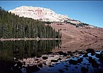 Lago de Beartooth na Floresta Nacional de Shoshone