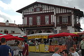 Fotografia do mercado regional na praça da aldeia.