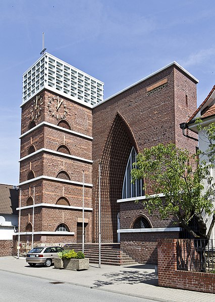 File:Bischofsheim Christ-König-Kirche 20110506.jpg